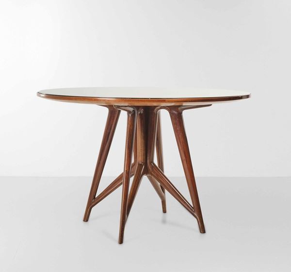 Tavolo con struttura in legno lavorato.