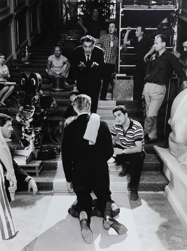 Fellini e Mastroianni in ginocchio