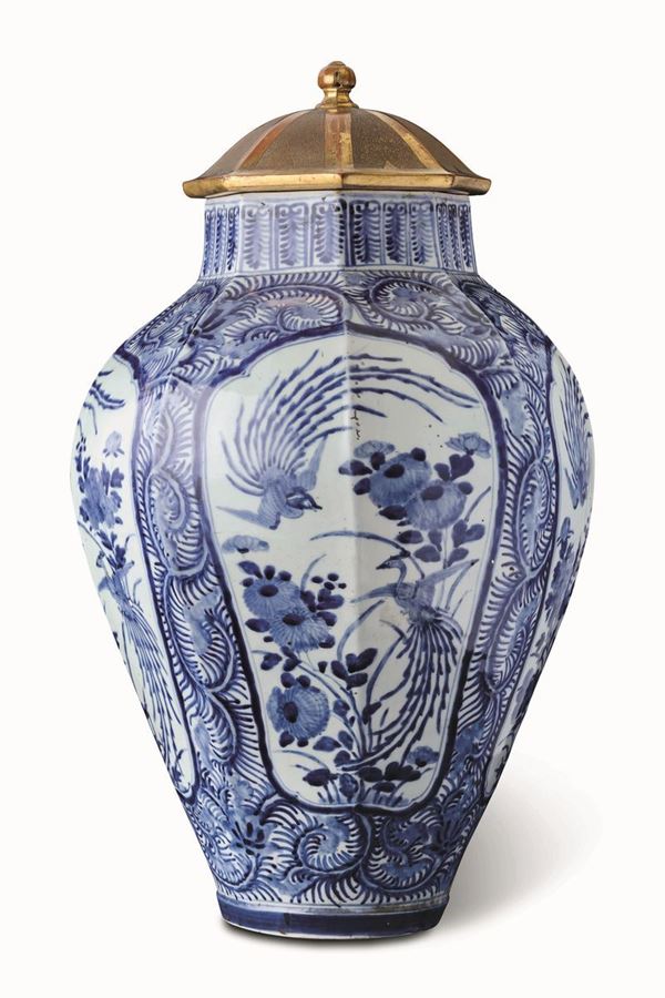 A porcelain potiche, Japan, 1600s