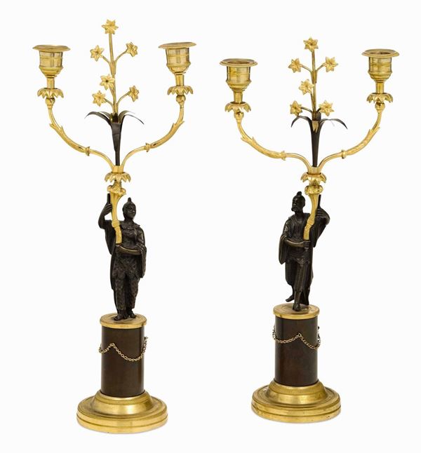 Coppia di candelieri a due fiamme in bronzo dorato e brunito, inizio XIX secolo