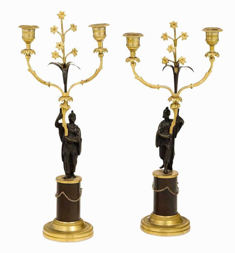 Coppia di candelieri a due fiamme in bronzo dorato e brunito, inizio XIX secolo  - Asta Dimore Italiane - Cambi Casa d'Aste