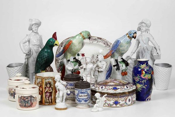 Diversi oggetti tra cui scatole e figurine in porcellana