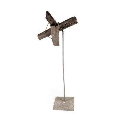 Scultura in ferro e legno su base in pietra