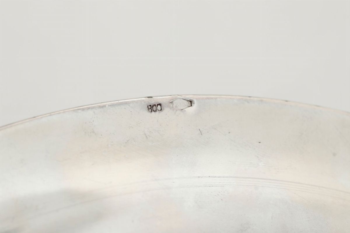Sette Piatti Differenti in Argento. Argenteria Italiana del XX Secolo. Argentieri Differenti