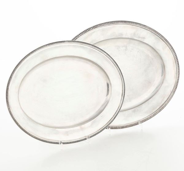 Due vassoi ovali in argento. Argenteria milanese del XX secolo. Argentiere Ilario Pradella per Zendrini, Torino