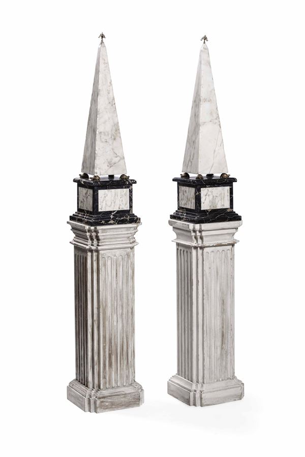 Coppia di obelischi. Marmo portoro e marmo calacatta. XX secolo