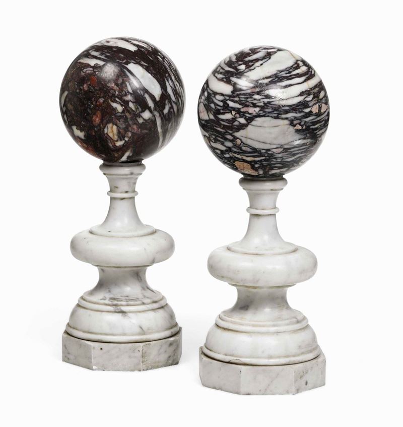 Due sfere in breccia di Sciro su basi in marmo bianco  - Auction Italian Mansions - Cambi Casa d'Aste