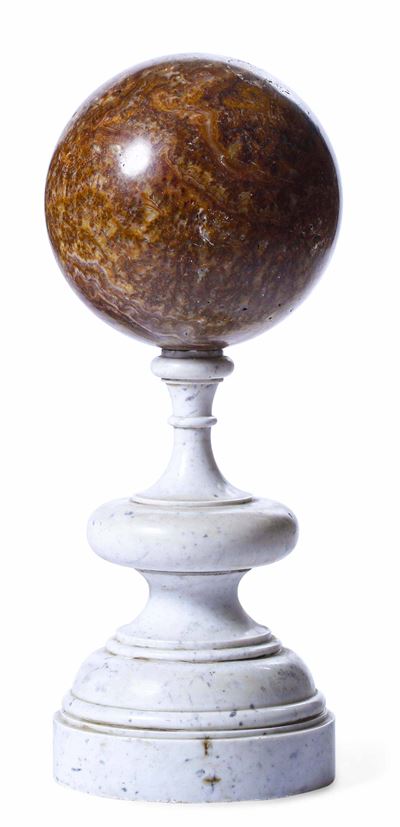 Sfera in Alabastro Fiorito su Base in Marmo Bianco