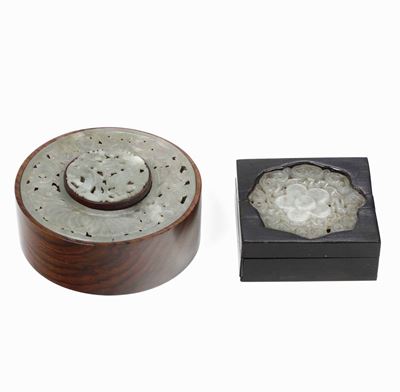 Due Scatole in Legno con Coperchio e Placca Scolpita in Giada, Cina, XIX Secolo