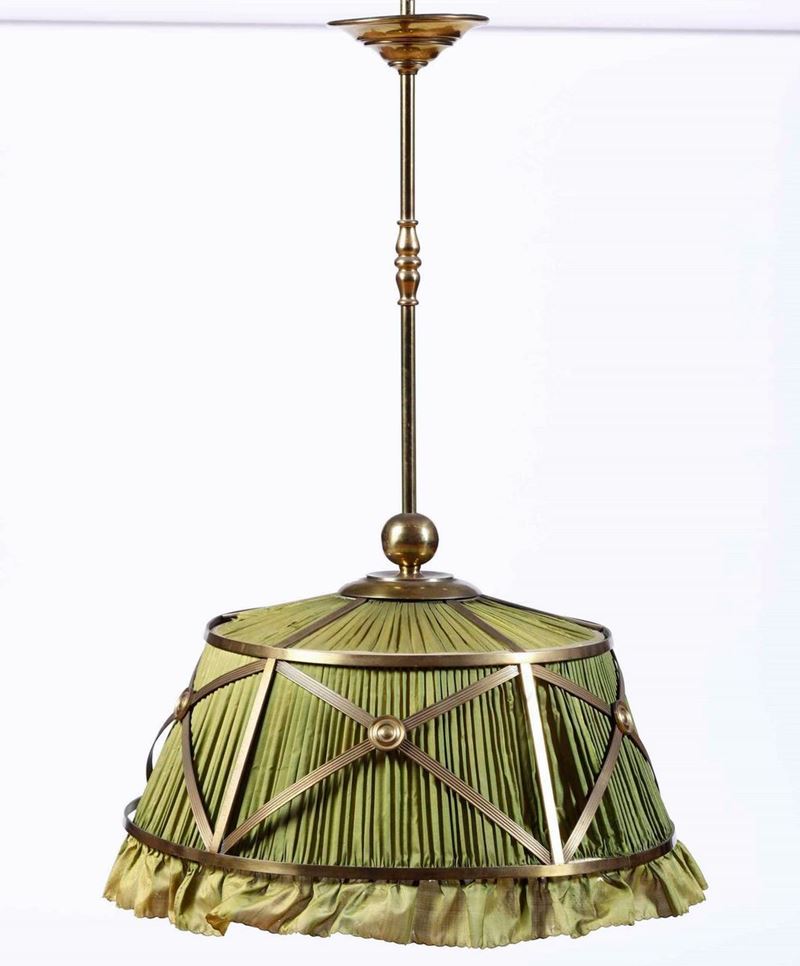 Lampadario in ottone e seta plissettata, su disegno di Cesare Rovatti, XX secolo  - Asta Antiquariato gennaio - Cambi Casa d'Aste