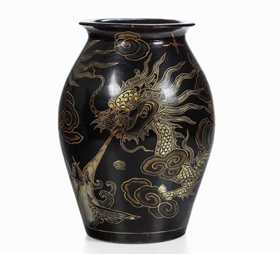 Vaso in Legno Laccato con Figura di Drago Lumeggiata in Color Oro, Giappone, XX Secolo