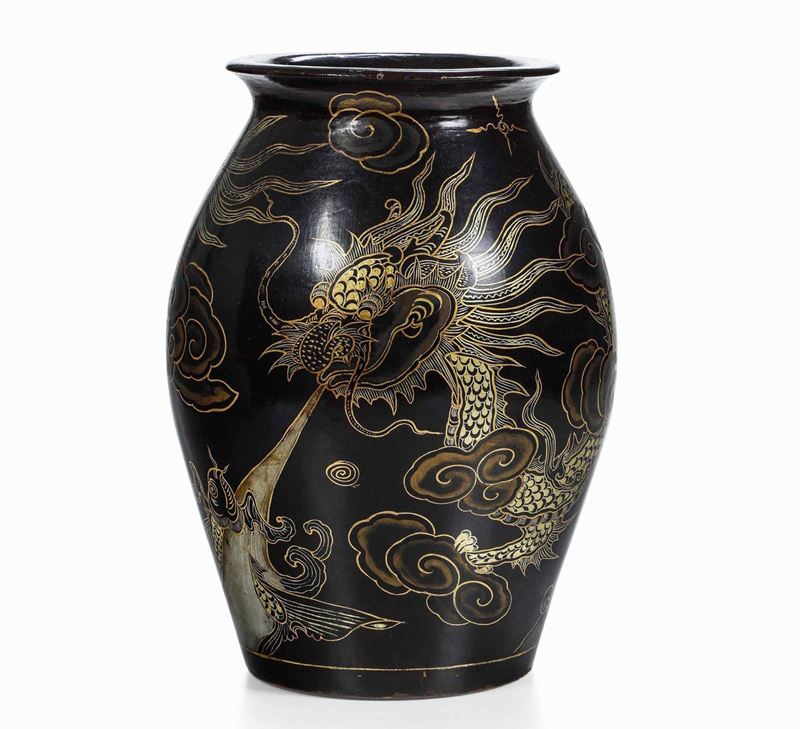 Vaso in legno laccato con figura di drago lumeggiata in color oro, Giappone, XX secolo  - Asta Dimore Italiane - Cambi Casa d'Aste