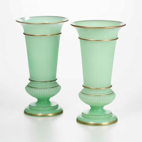 Coppia di vasi in vetro opalino verde. Francia XIX-XX secolo