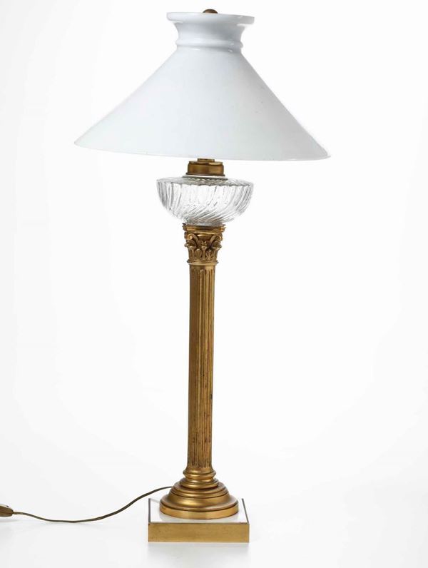 Coppia di lampade a colonna in ottone dorato. XX secolo