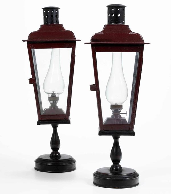 Coppia di lanterne. Legno e metallo dipinto. XIX-XX secolo