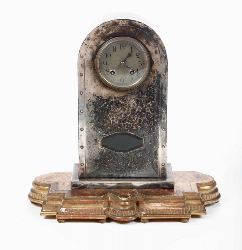 Pendola in metallo argentato, XX secolo  - Auction Antique July | Cambi Time - Cambi Casa d'Aste