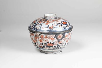 Ciotola con coperchio in porcellana Arita, decorazione floreale e naturalistica, periodo Edo (Gia...