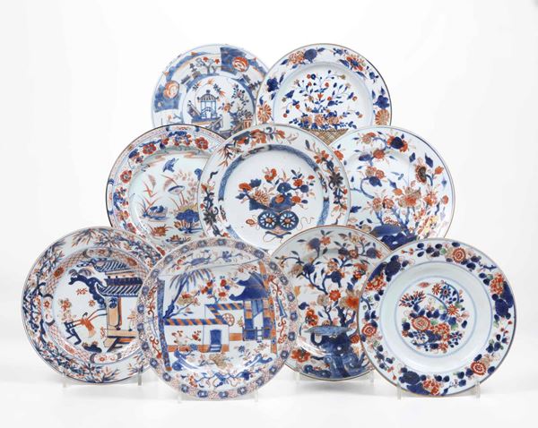 Lotto composto da nove piatti in porcellana Imari con decori floreali, soggetti naturalistici e scene di vita comune, Cina, Dinastia Qing, epoca Qianlong (1736-1796)
