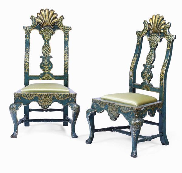 Coppia di sedie in legno laccato e dorato. Inghilterra, XIX secolo