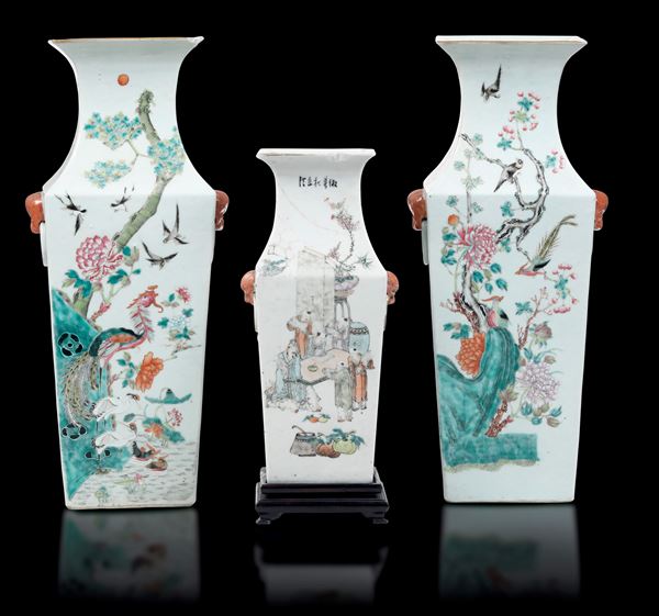 Coppia di vasi in porcellana squadrati naturalistici e un vaso con scene di vita comune con anse a mascheroni, Cina, Dinastia Qing, epoca Guangxu (1875-1908) 
