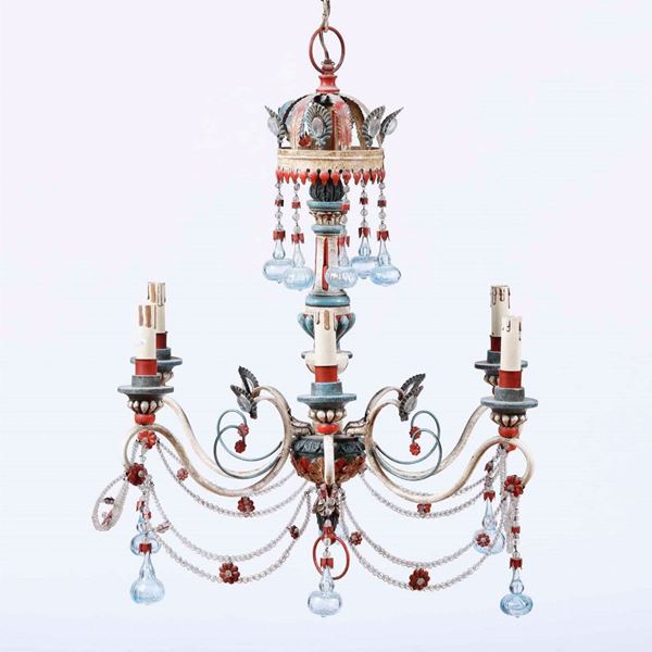 Lampadario a sei luci in legno intagliato, laccato e cristalli. XIX-XX secolo