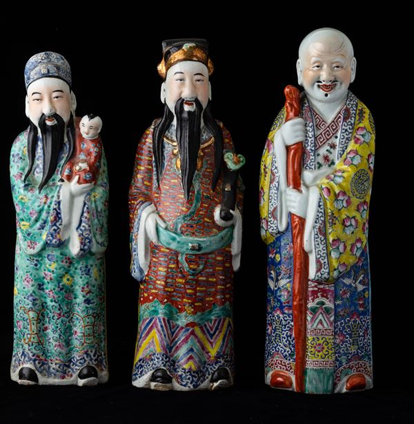 Lotto composto da tre figure di saggi in porcellana a smalti policromi, Cina, Dinastia Qing, fine XIX secolo