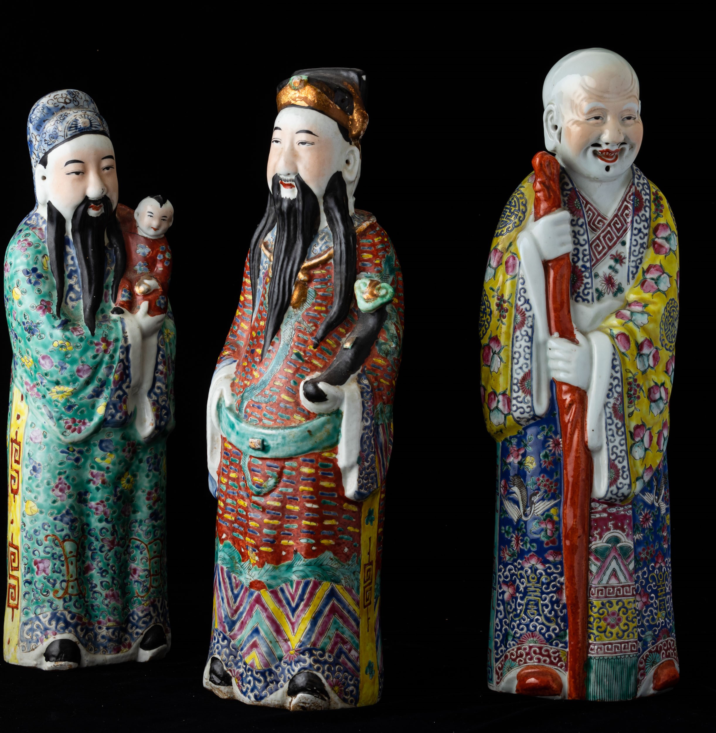 Lotto Composto da Tre Figure di Saggi in Porcellana a Smalti Policromi, Cina, Dinastia Qing, Fine...