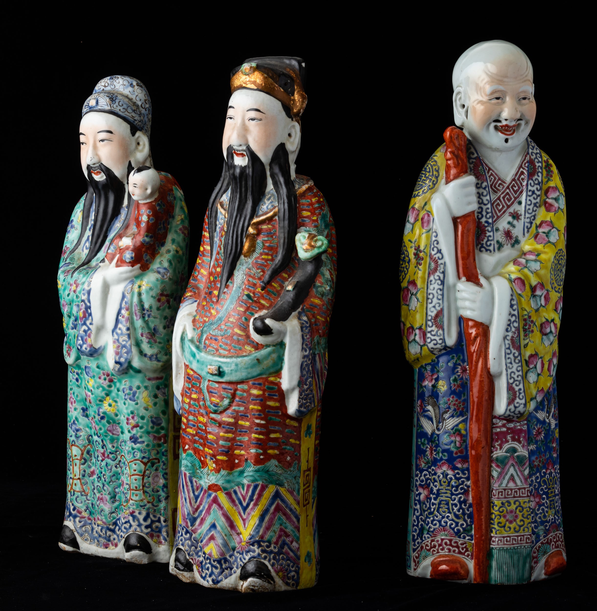 Lotto Composto da Tre Figure di Saggi in Porcellana a Smalti Policromi, Cina, Dinastia Qing, Fine...