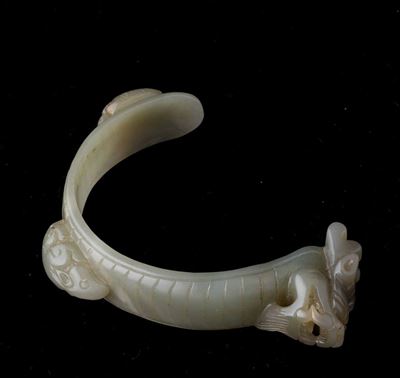 Bracciale Scolpito in Giada Celadon con Figura di Drago e Animali a Rilievo, Cina, Dinastia Qing,...