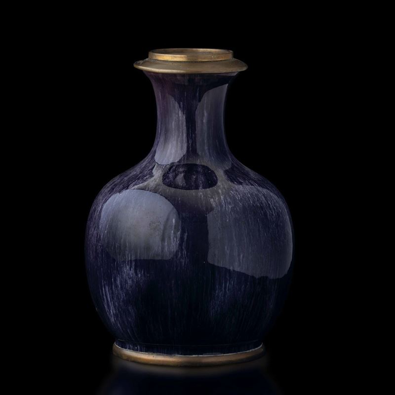 Vaso a bottiglia in porcellana flambè sui toni del viola e del lilla, Cina, Dinastia Qing, XIX secolo  - Asta Fine Chinese Works of Art - Cambi Casa d'Aste