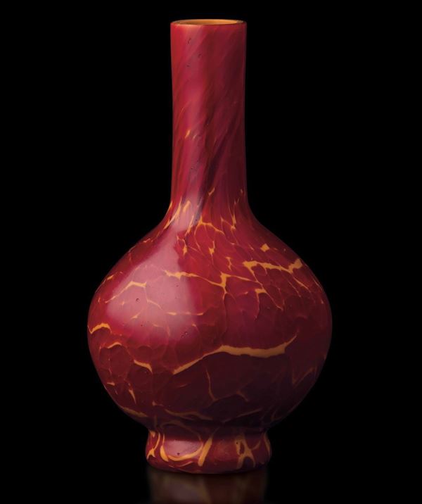 Piccolo vaso a bottiglia in vetro di Pechino sui toni del rosso e dell'arancio, Cina, Dinastia Qing, probabilmente marca e del periodo Qianlong (1736-1796)