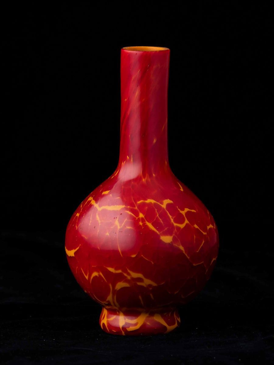 Piccolo Vaso a Bottiglia in Vetro di Pechino sui Toni del Rosso e Dell'arancio, Cina, Dinastia Qi...
