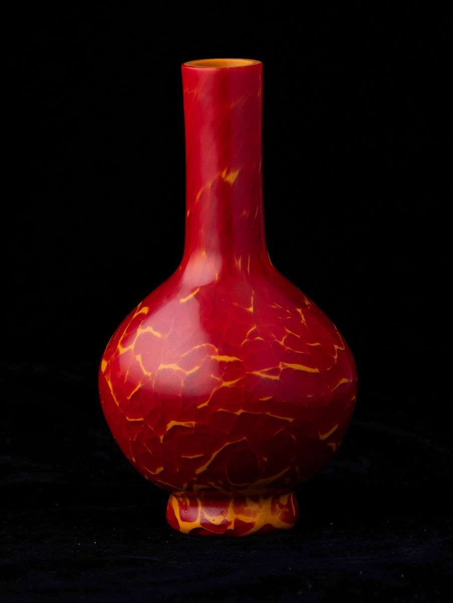 Piccolo Vaso a Bottiglia in Vetro di Pechino sui Toni del Rosso e Dell'arancio, Cina, Dinastia Qi...
