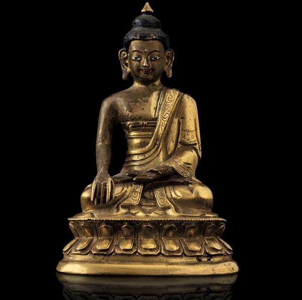 Figura di Buddha Sakyamuni seduto su doppio fiore di loto in bronzo dorato con tracce di policromia, Tibet, XVIII secolo