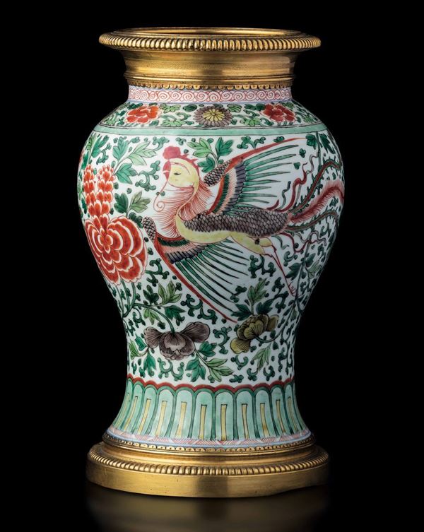 Vaso in porcellana Famiglia Verde con figure di fenici e decori floreali, Cina, Dinastia Qing, epoca Kangxi (1662-1722)