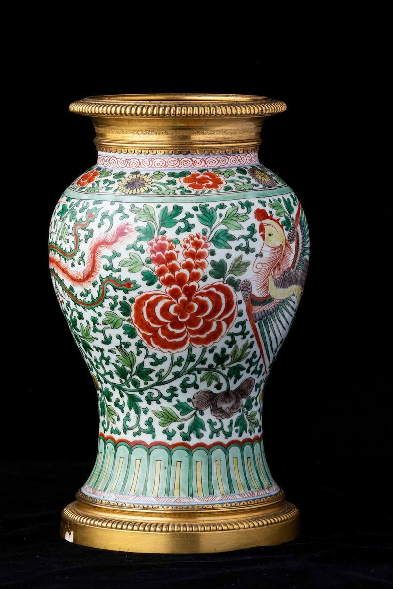 Vaso in Porcellana Famiglia Verde con Figure di Fenici e Decori Floreali, Cina, Dinastia Qing, Ep...