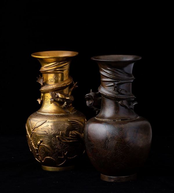 Due vasi diversi in bronzo con figura di drago a rilievo, decori incisi e niellati, Cina, XX secolo