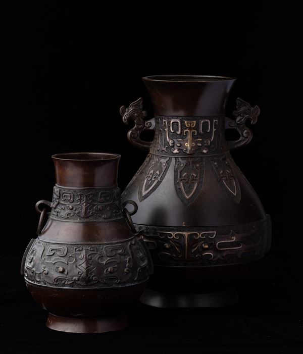 Due vasi in bronzo con anse e decori d'ispirazione arcaica, Cina, Dinastia Qing, XIX secolo