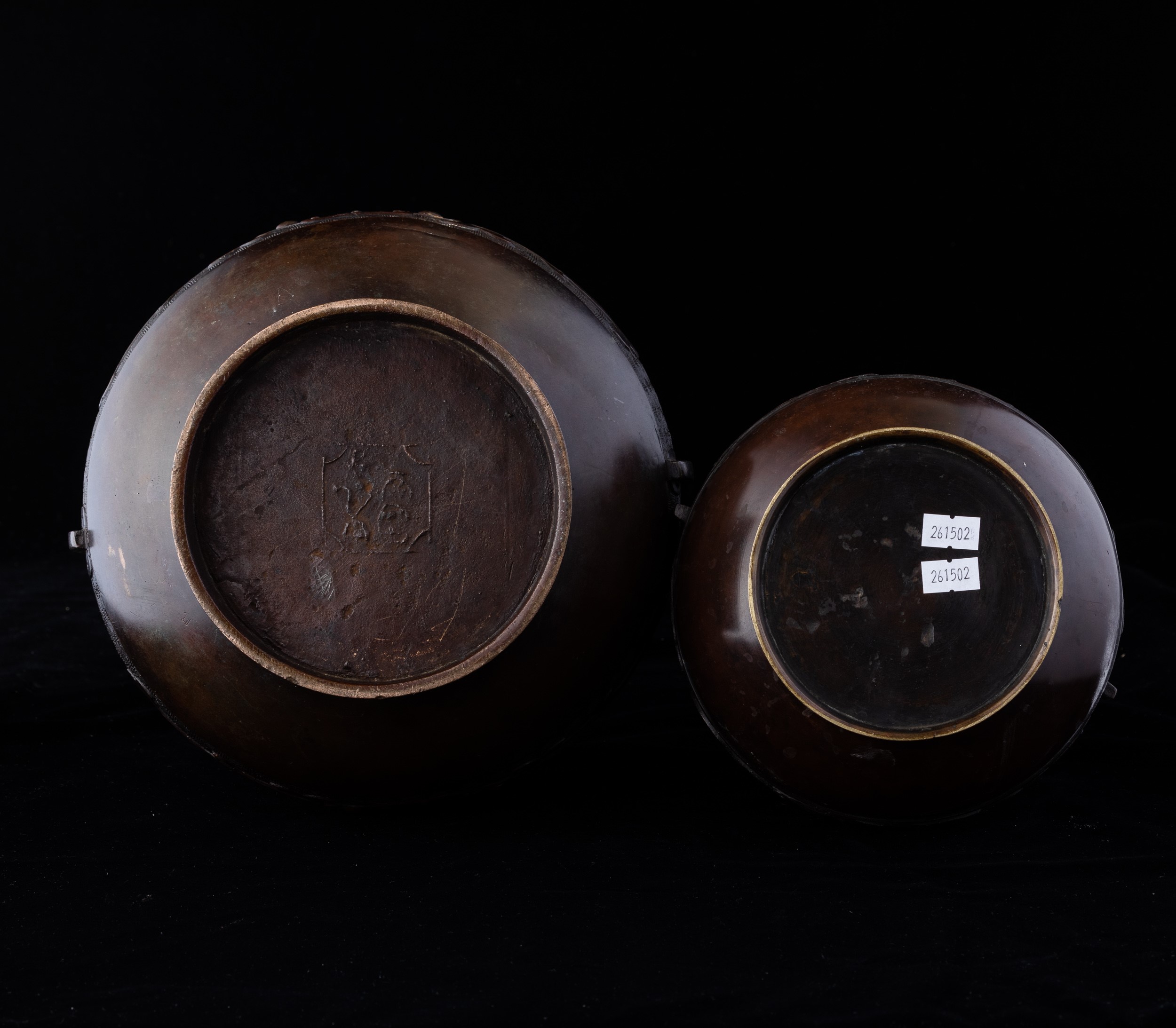 Due Vasi in Bronzo con Anse e Decori D'ispirazione Arcaica, Cina, Dinastia Qing, XIX Secolo