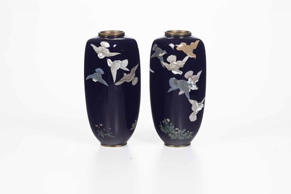 Coppia di vasi in smalto con figure di voltaili su fondo blu, Giappone, periodo Meiji (1868-1912)