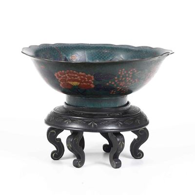 Cina, Dinastia Qing, Ciotola in smalto con soggetti naturalistici entro riserve e decori floreali...