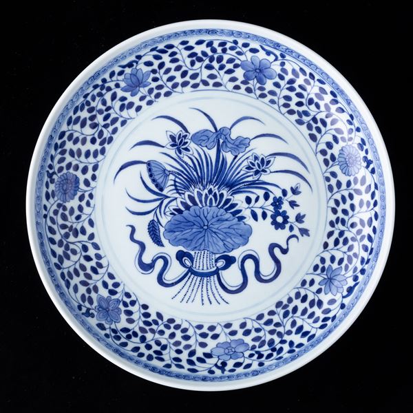 Piatto in porcellana bianca e blu con soggetto naturalistico centrale e decori floreali, Cina, Dinastia Qing, XIX secolo