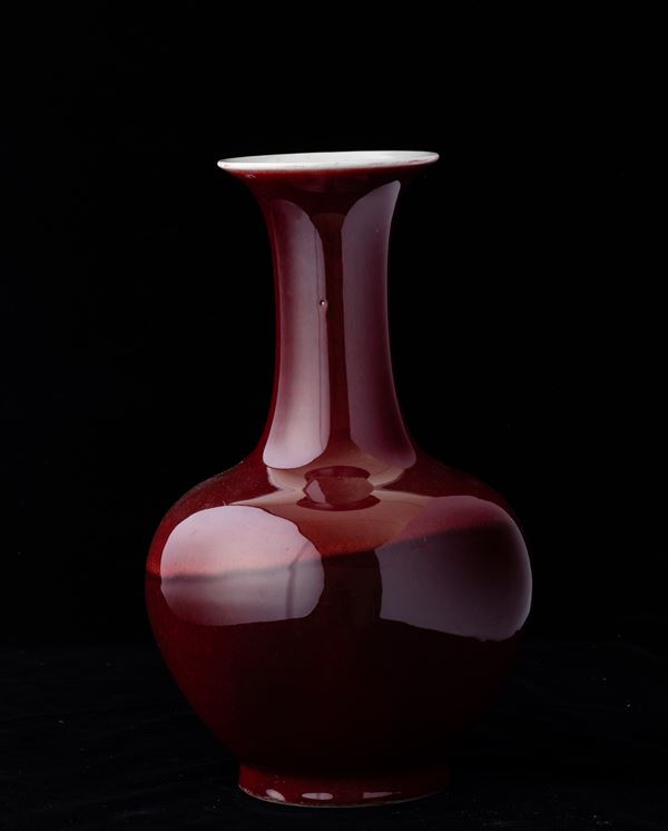 A porcelain bottle vase, China, Qing Dynasty, 1800s