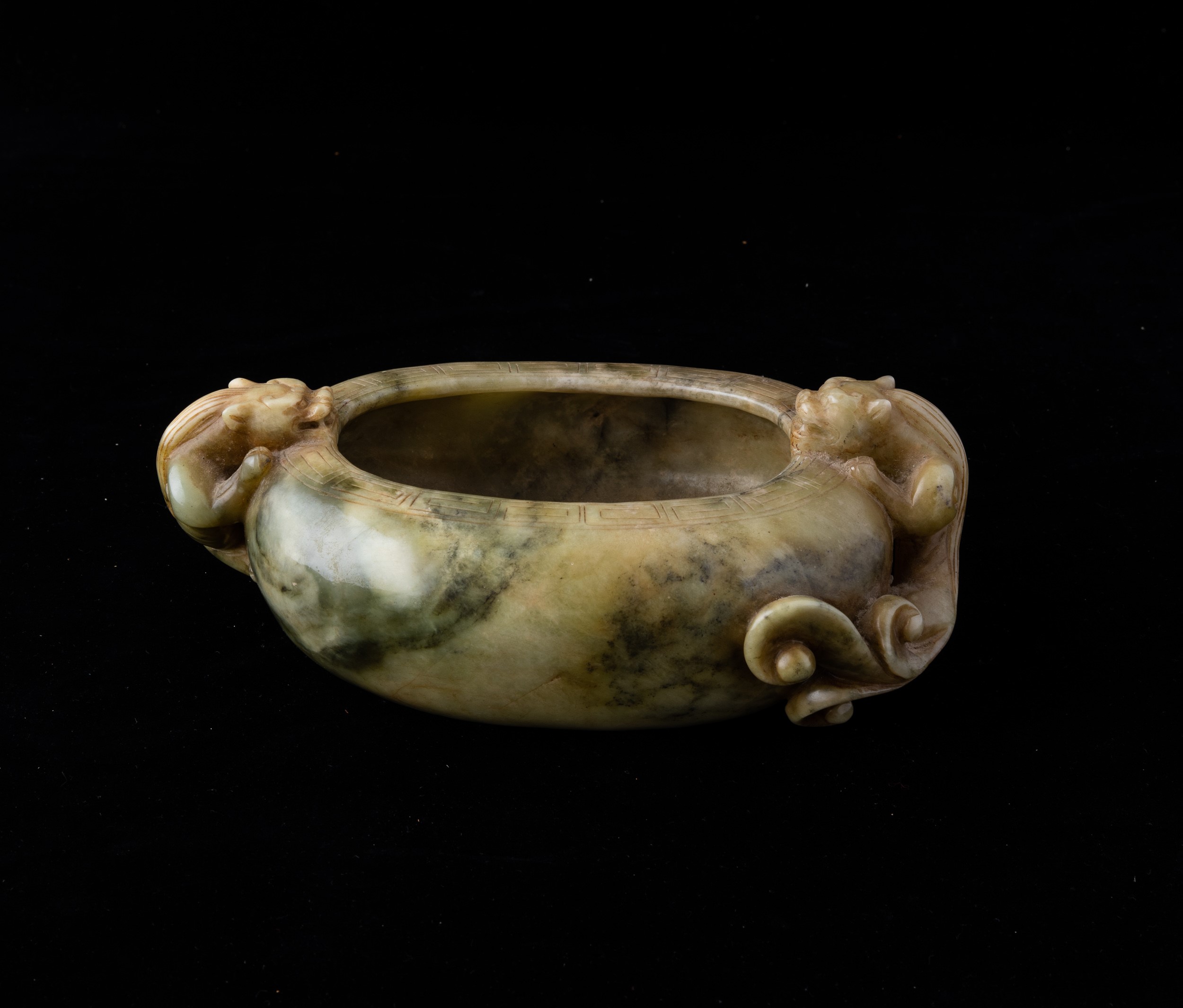 Sciacquapennelli Scolpito in Giada con Figure di Draghetti a Rilievo, Cina, Dinastia Qing, XIX Se...
