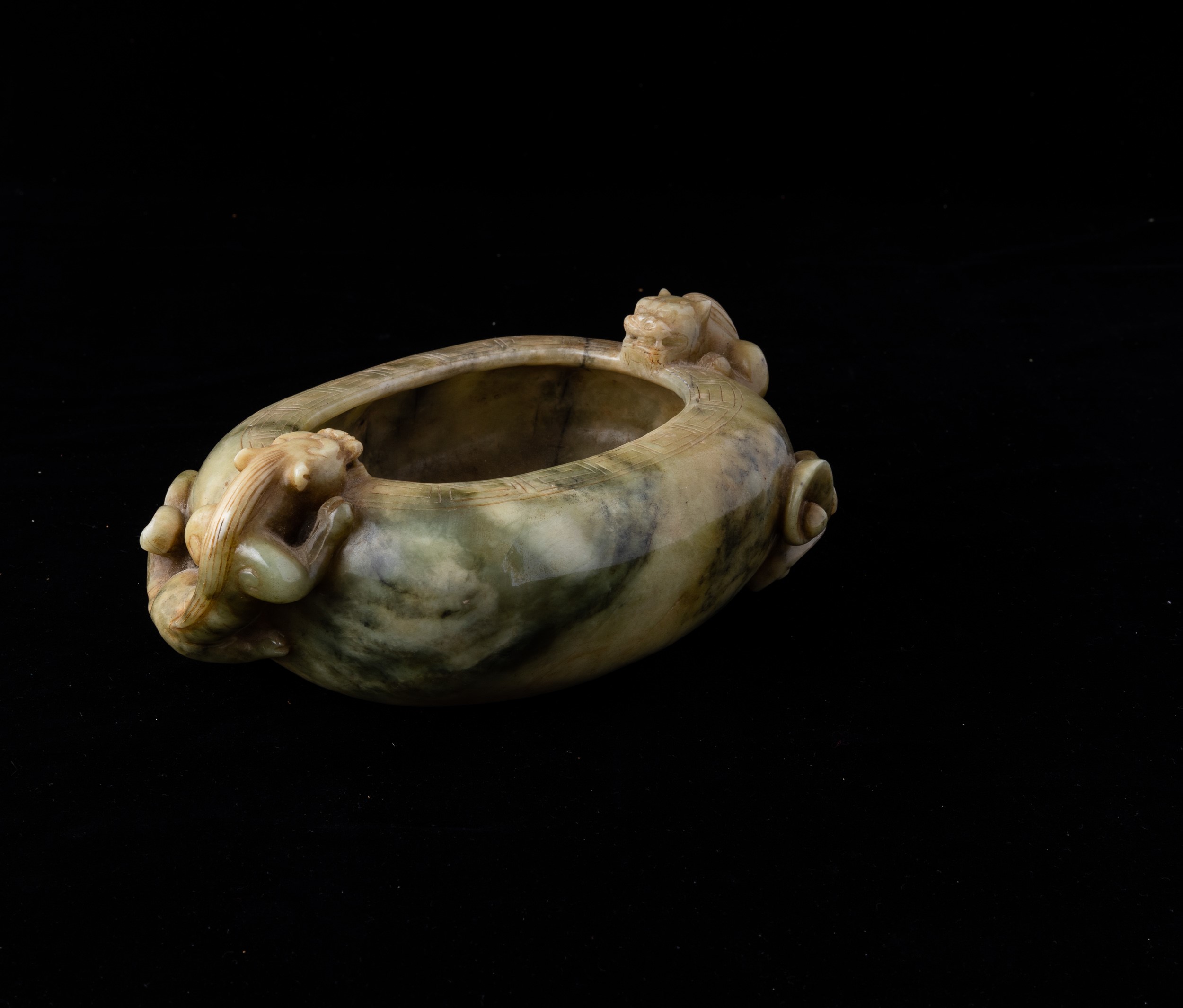 Sciacquapennelli Scolpito in Giada con Figure di Draghetti a Rilievo, Cina, Dinastia Qing, XIX Se...