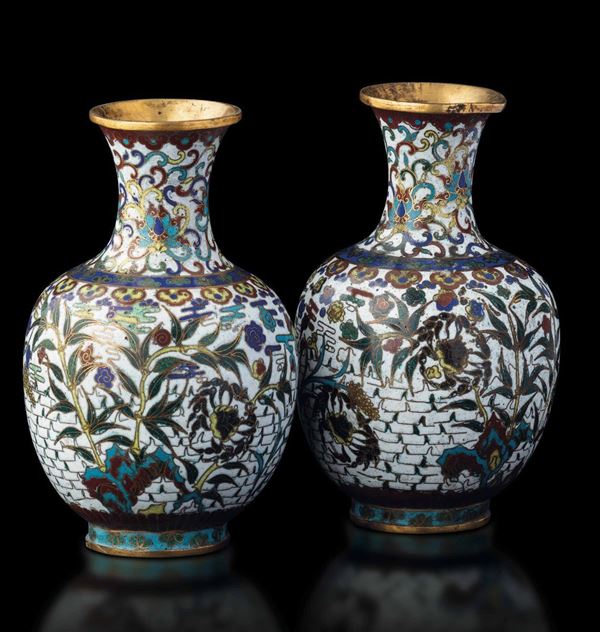 Coppia di vasi a smalti cloisonnè con decori vegetali e a fiore di loto su fondo bianco, Cina, Dinastia Qing, epoca  Jiaqing (1796-1820)
