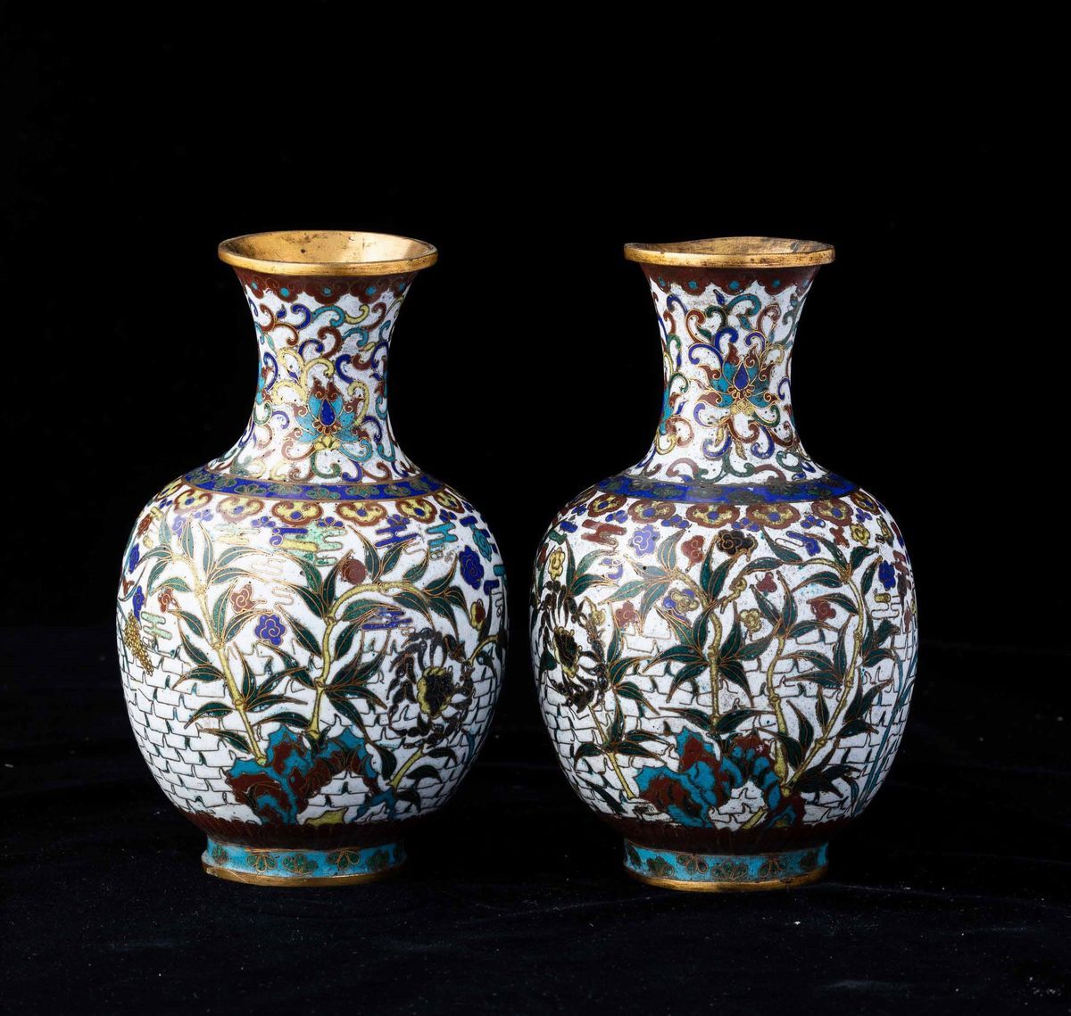 Coppia di Vasi a Smalti Cloisonnè con Decori Vegetali e a Fiore di Loto su Fondo Bianco, Cina, Di...