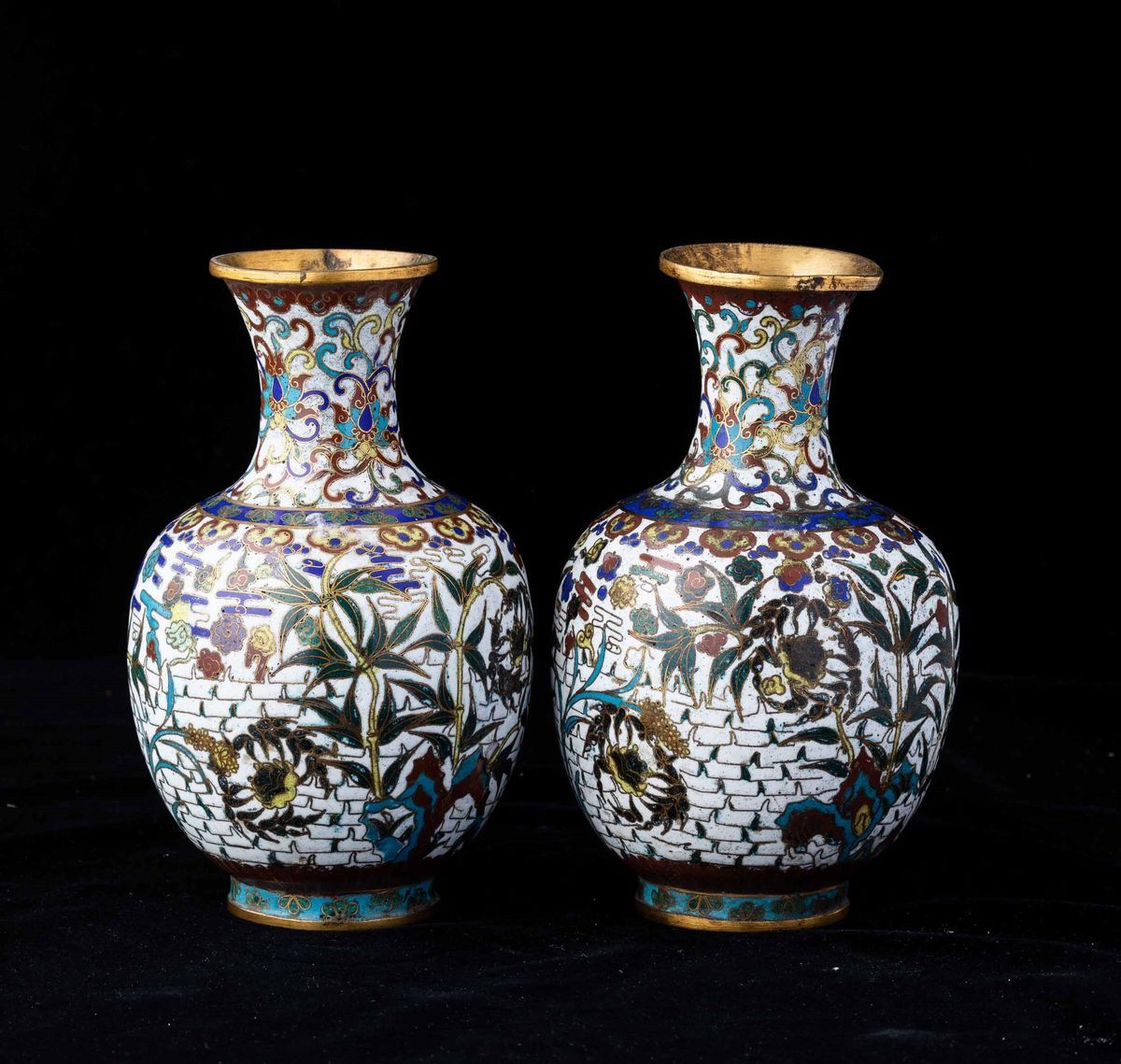 Coppia di Vasi a Smalti Cloisonnè con Decori Vegetali e a Fiore di Loto su Fondo Bianco, Cina, Di...