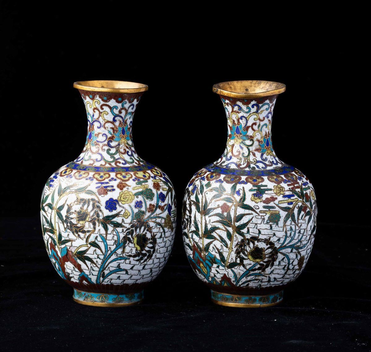 Coppia di Vasi a Smalti Cloisonnè con Decori Vegetali e a Fiore di Loto su Fondo Bianco, Cina, Di...