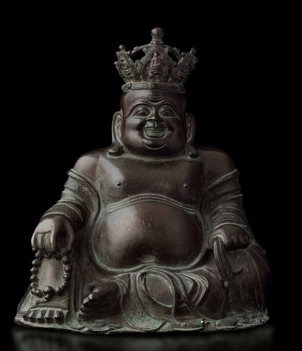 Figura di Budai incoronato con collana da preghiera in bronzo, Cina, Dinastia Ming, XVII secolo